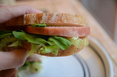 [画像がありません]ロースハムとルッコラのサンドイッチ