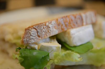 [画像がありません]カマンベールチーズとルッコラのサンドイッチ