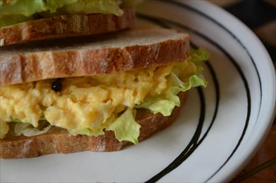 [画像がありません]スクランブルエッグのサンドイッチ